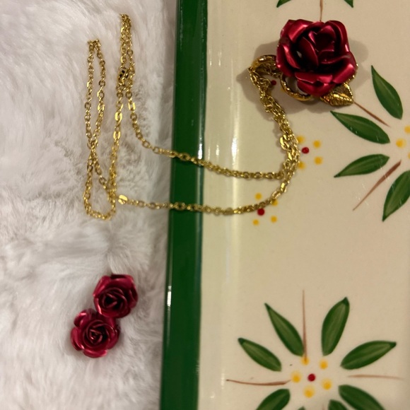 Vintage- Gold Chain Necklace with Red Rose Pendant - Picture 6 of 10